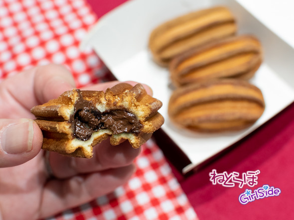 マクドナルドのひとくちチュロスを手に取る