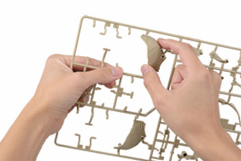 「プラモデル図鑑　マンモス」ランナーからパーツを外すところ