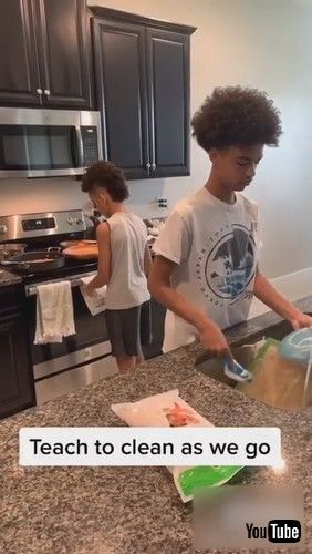 「Kids Wake up Early and Make Breakfast for Family - 1286588」
