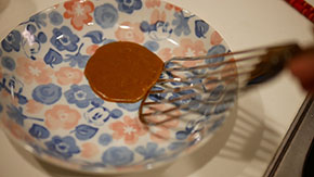 寒天を入れたカレーをお皿に塗ったところ