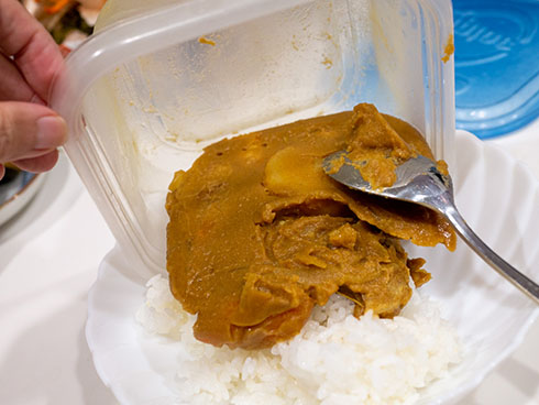 寒天を入れたカレーを食品保存容器から出すところ