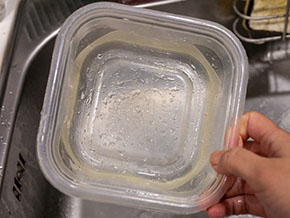 寒天を入れたカレーの食品保存容器を洗ったところ