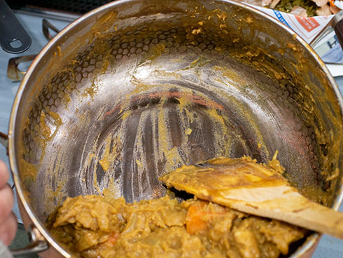 寒天を入れたカレーの鍋底