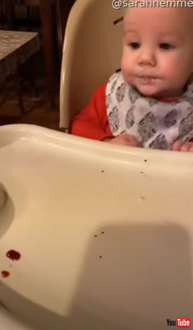 離乳食を食べるお兄ちゃん