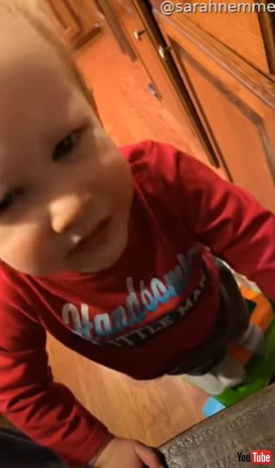 離乳食を食べるお兄ちゃん