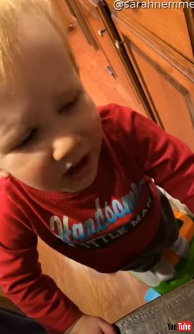 離乳食を食べるお兄ちゃん