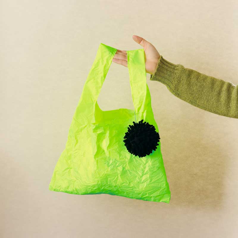 みんな大好き「キャベツを食べるウニ」がエコバッグに！　ウニに食べさせて収納するデザインに「天才の発想」