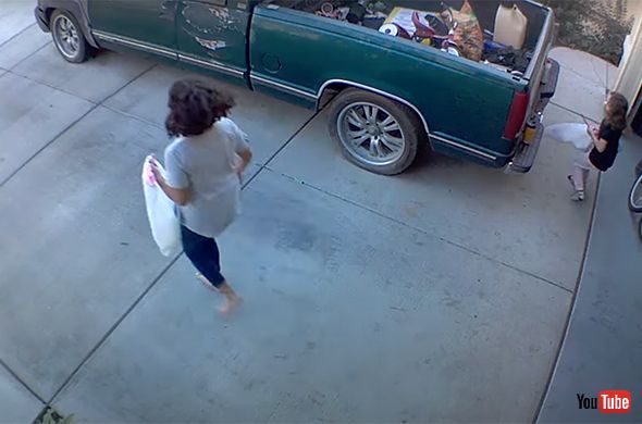 女の子がママのお手伝いをする