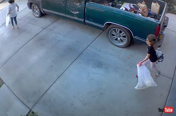 ママを追いかけて走っている女の子