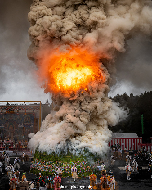 煙と炎が立ち上る京都のお祭り「阿含の星まつり」　写真から伝わる迫力がすごい