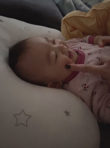 笑ってすぐ寝る赤ちゃん