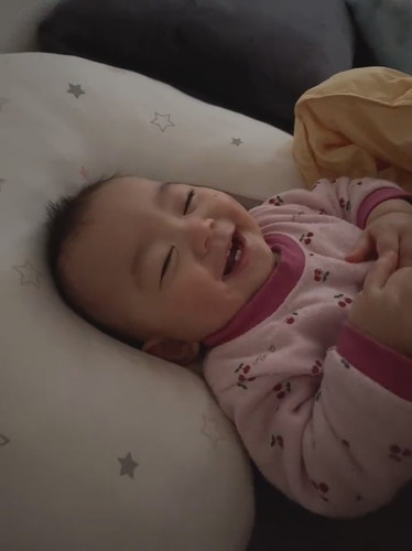 笑ってすぐ寝る赤ちゃん