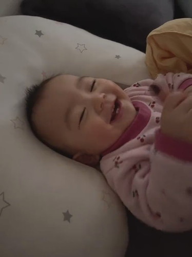 笑ってすぐ寝る赤ちゃん