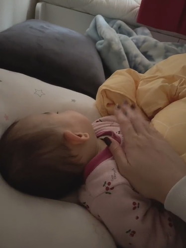 笑ってすぐ寝る赤ちゃん