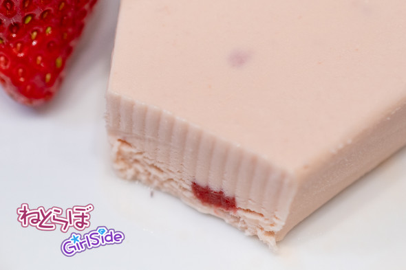 かじるあまおう苺バターアイスの断面