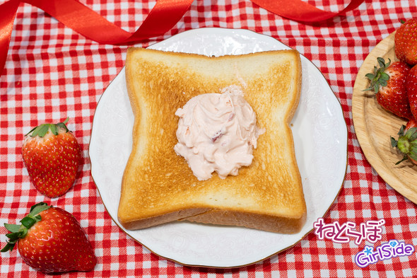 かじるあまおう苺バターアイスを乗せたトースト