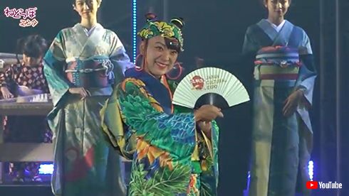 イベントでランウェイを行くフワちゃん