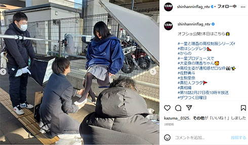 ひざまずいて靴を履かせてあげる佐野勇斗さん