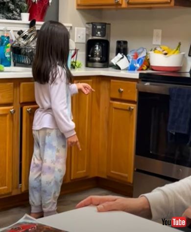 本物のEncanto Houseで遊ぶ娘