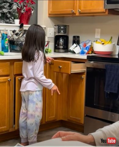 本物のEncanto Houseで遊ぶ娘