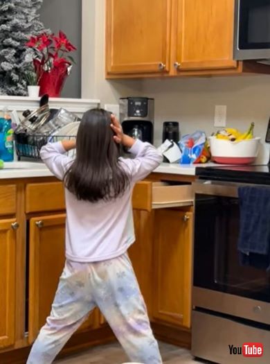 本物のEncanto Houseで遊ぶ娘