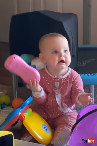 肩をすくめて抗議する赤ちゃん