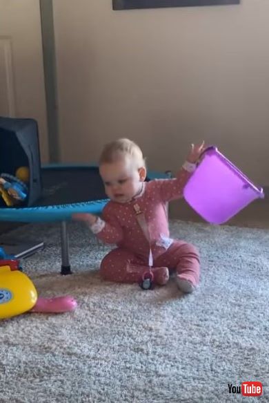 肩をすくめて抗議する赤ちゃん