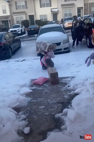 海外 ハプニング動画 雪 凍結 滑る 家族 family