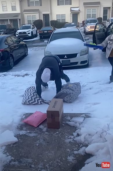 海外 ハプニング動画 雪 凍結 滑る 家族 family