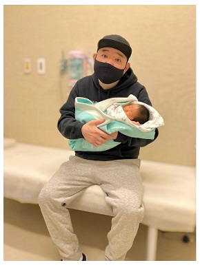 娘の症状を心配する内山信二