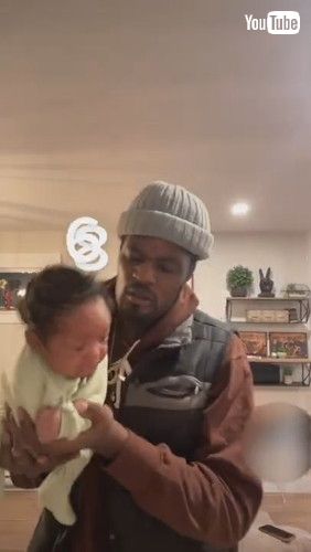 あやし始めるパパ