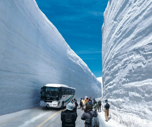 立山駅名物『雪の壁』