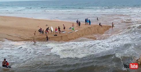 荒れた海で流されそうになった男性　ボードを投げ捨ててサーファーたちが全力で救出
