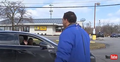 現場中継するレポーターの背後にオカン降臨　「コンニチハー！」と手を振るハプニングにカメラマンも爆笑