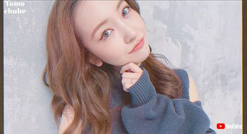 ポーズを取る元AKB48・板野友美