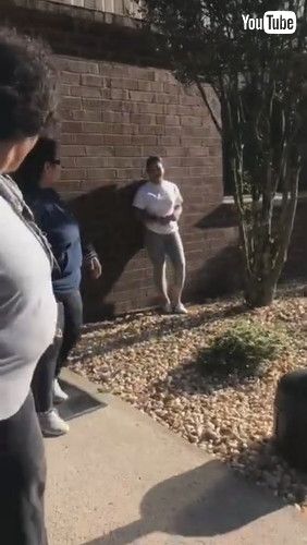 「Woman Surprise Visits Mom At Her Workplace After Long Time - 1180716」