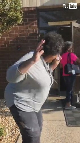 「Woman Surprise Visits Mom At Her Workplace After Long Time - 1180716」