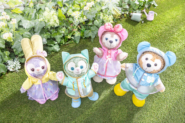 雨の日を楽しむダッフィーたちがかわいいグッズ＆スーベニアに