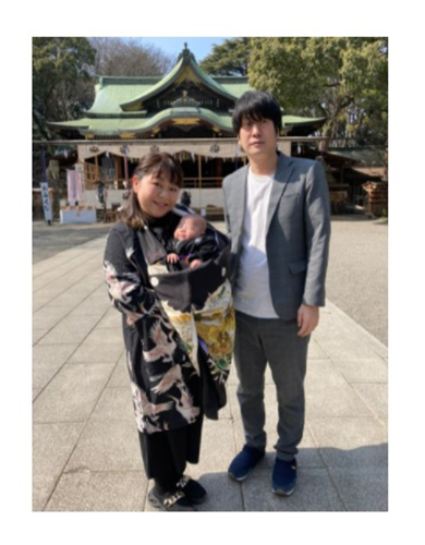 やしろ優と「笑撃戦隊」野村辰二のお宮参りショット