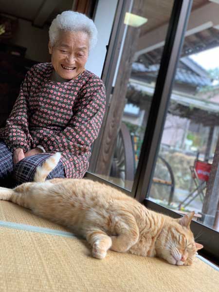 猫ちゃんの寝顔とおばあちゃんの笑顔