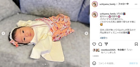 ひな祭りに袴ロンパースを着た娘