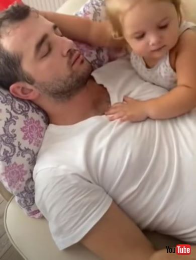 パパを寝かしつける女の子