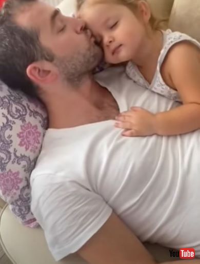 パパを寝かしつける女の子