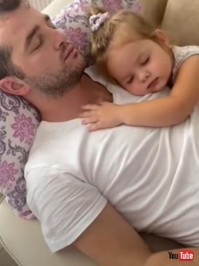 パパを寝かしつける女の子