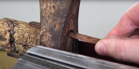 アンティークのさびた消防士のオノの修復