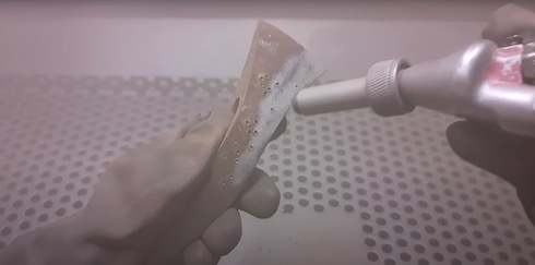 アンティークのさびた消防士のオノの修復