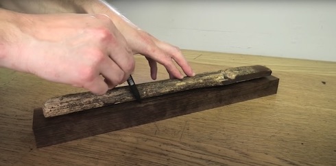 アンティークのさびた消防士のオノの修復