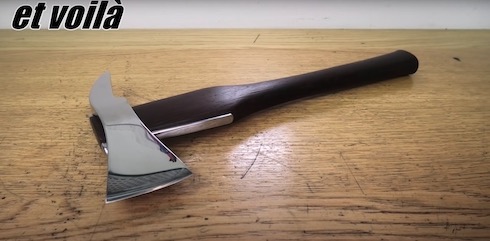 アンティークのさびた消防士のオノの修復