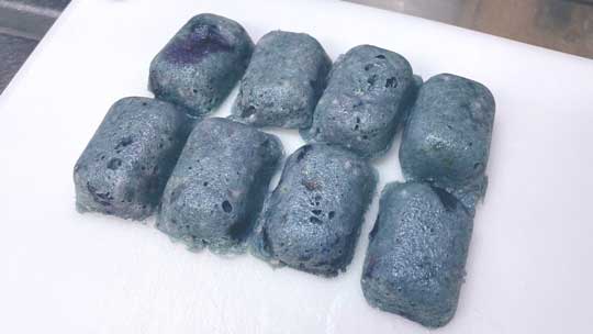 ブルーベリー 蒸しパン 石ころ モノクロ