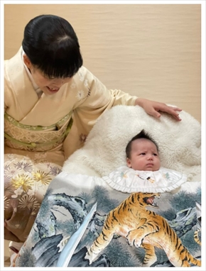 息子のお宮参りをするだいたひかると小泉貴之